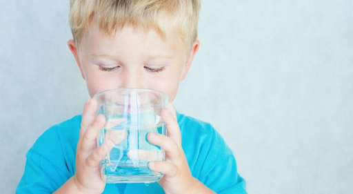 Cho trẻ uống nhiều nước ấm sẽ giúp giảm sưng, viêm cổ họng khi bị cảm lạnh